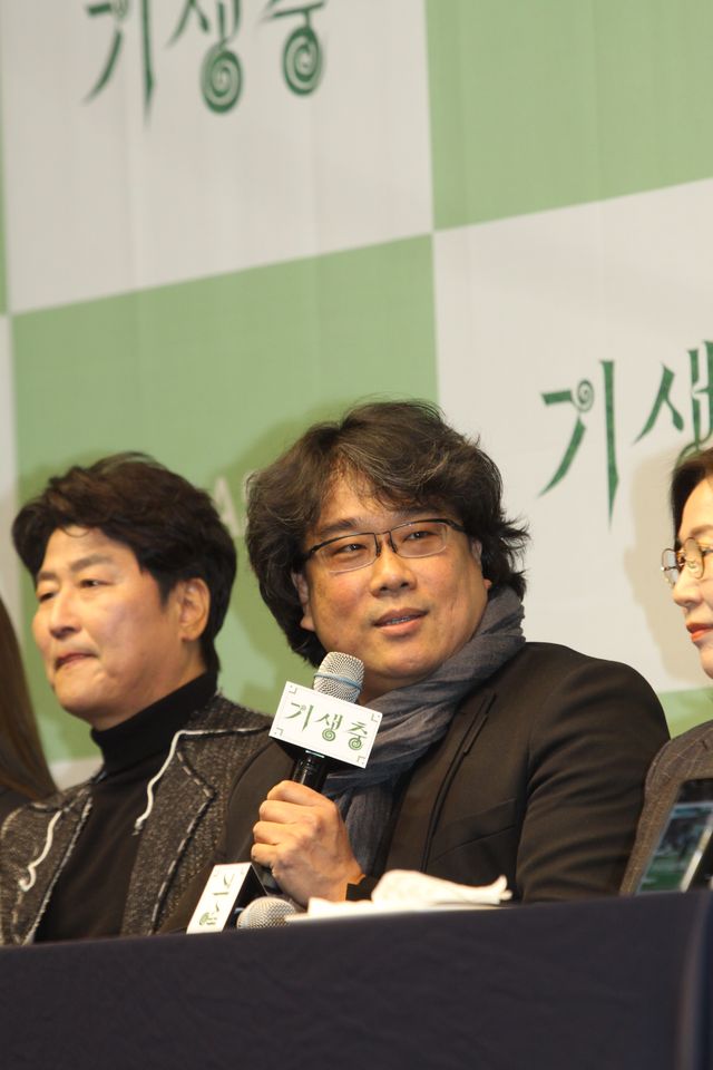 『パラサイト』ポン・ジュノ監督＆ソン・ガンホ、韓国凱旋に満面の笑み！（6枚目）