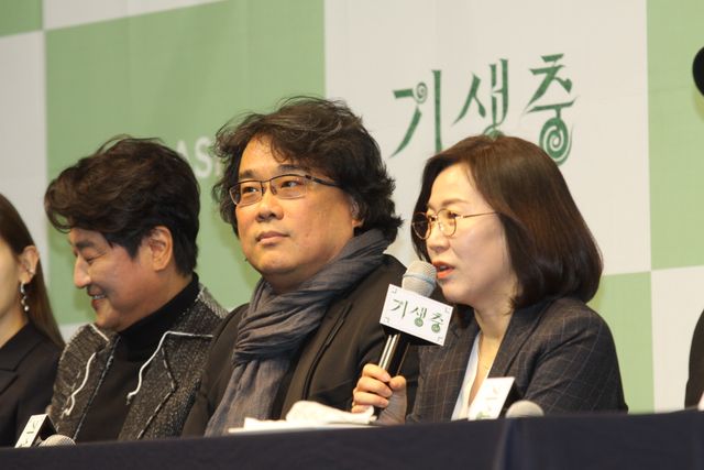 『パラサイト』ポン・ジュノ監督＆ソン・ガンホ、韓国凱旋に満面の笑み！（8枚目）