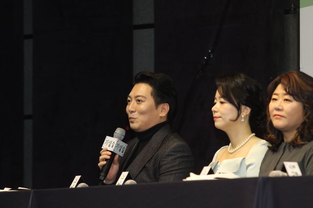 『パラサイト』ポン・ジュノ監督&ソン・ガンホ、韓国凱旋に満面の笑み!(9枚目)