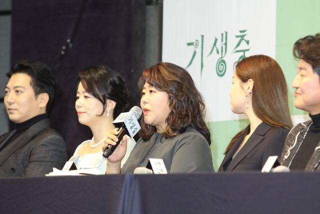 『パラサイト』ポン・ジュノ監督＆ソン・ガンホ、韓国凱旋に満面の笑み！（10枚目）