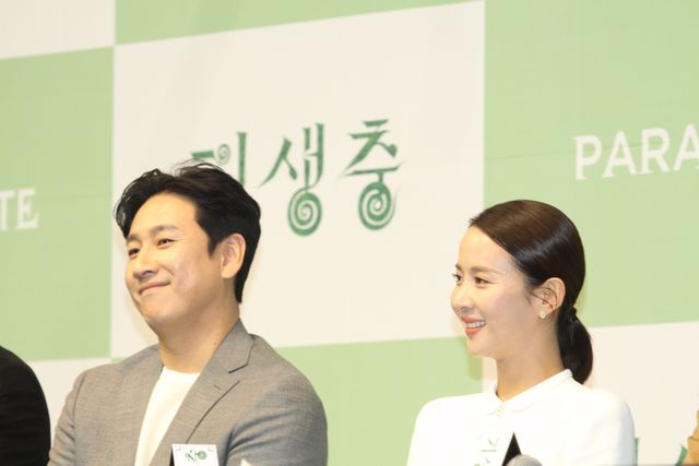 『パラサイト』ポン・ジュノ監督＆ソン・ガンホ、韓国凱旋に満面の笑み！（11枚目）