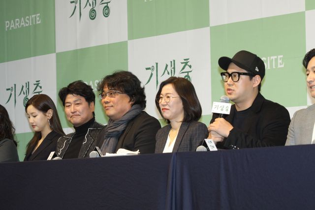 『パラサイト』ポン・ジュノ監督＆ソン・ガンホ、韓国凱旋に満面の笑み！（13枚目）