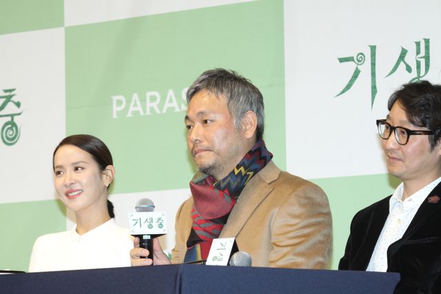 『パラサイト』ポン・ジュノ監督＆ソン・ガンホ、韓国凱旋に満面の笑み！（14枚目）