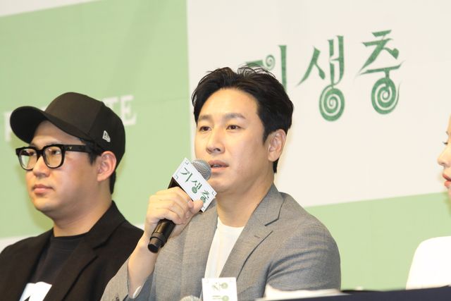 『パラサイト』ポン・ジュノ監督＆ソン・ガンホ、韓国凱旋に満面の笑み！（15枚目）