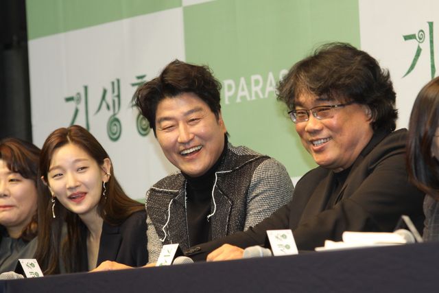 『パラサイト』ポン・ジュノ監督＆ソン・ガンホ、韓国凱旋に満面の笑み！（16枚目）