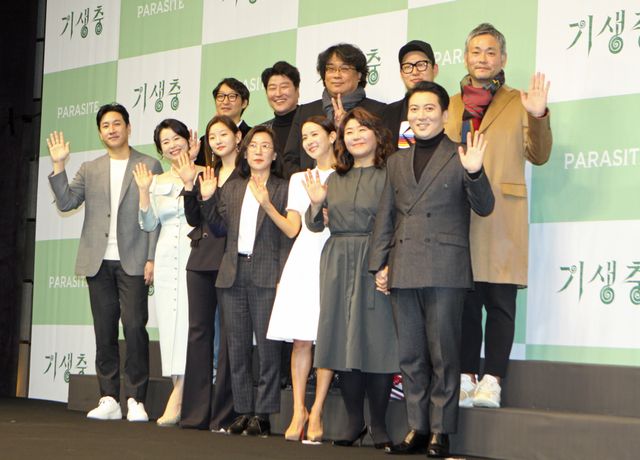『パラサイト』ポン・ジュノ監督＆ソン・ガンホ、韓国凱旋に満面の笑み！（17枚目）