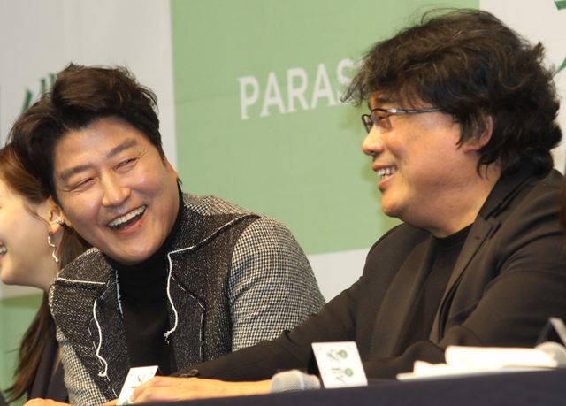 『パラサイト』ポン・ジュノ監督＆ソン・ガンホ、韓国凱旋に満面の笑み！（18枚目）