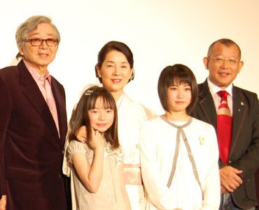 左から、山田洋次、佐藤未来、吉永小百合、志田未来、笑福亭鶴瓶
