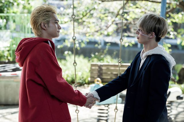 タケミチ＆千冬が握手！『東京リベンジャーズ2 血のハロウィン編　－運命－／－決戦－』場面カット：フォトギャラリー