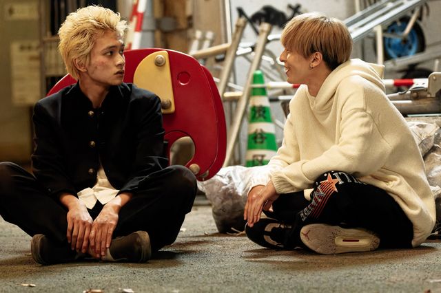 タケミチ＆千冬が握手！『東京リベンジャーズ2 血のハロウィン編　－運命－／－決戦－』場面カット（2枚目）