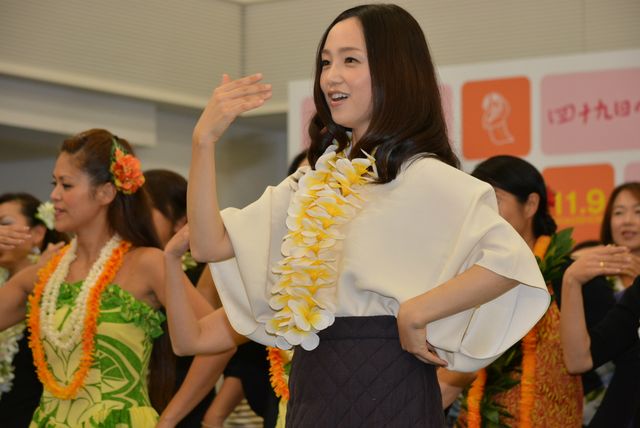 永作博美、美しいフラダンスを披露！　画像ギャラリー（3枚目）