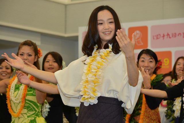 永作博美、美しいフラダンスを披露！　画像ギャラリー（4枚目）