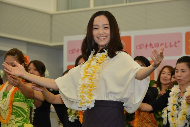 永作博美、美しいフラダンスを披露！　画像ギャラリー（5枚目）