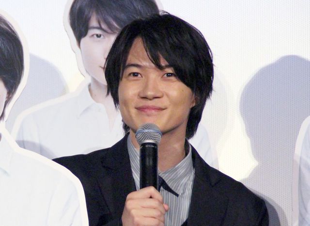 神木隆之介、自身の等身大パネルと戯れる『フォルトゥナの瞳』大ヒット御礼舞台あいさつ：フォトギャラリー