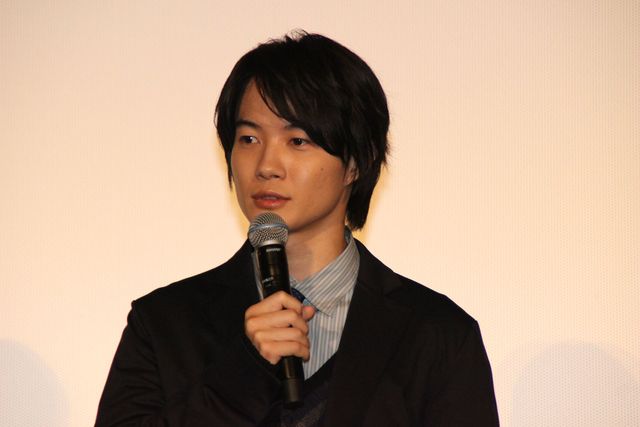 神木隆之介、自身の等身大パネルと戯れる『フォルトゥナの瞳』大ヒット御礼舞台あいさつ（2枚目）