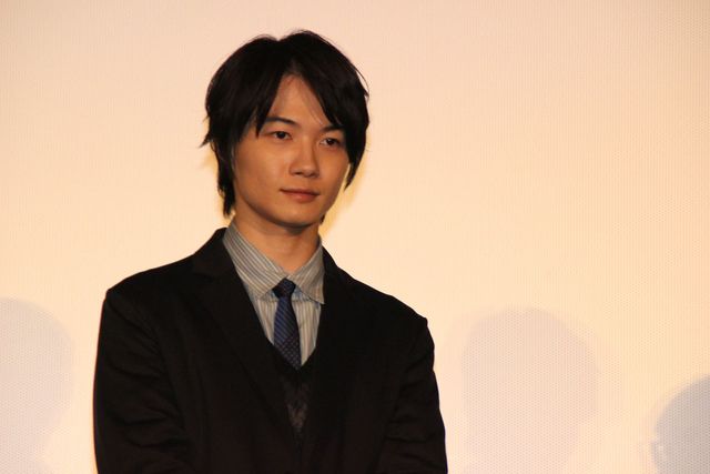 神木隆之介、自身の等身大パネルと戯れる『フォルトゥナの瞳』大ヒット御礼舞台あいさつ（3枚目）