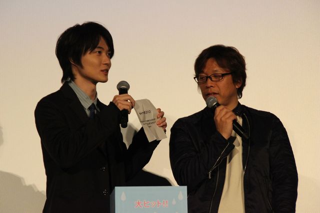 神木隆之介、自身の等身大パネルと戯れる『フォルトゥナの瞳』大ヒット御礼舞台あいさつ（5枚目）