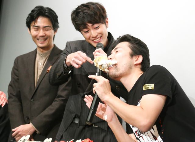 ケーキの大きさは愛の大きさ! - 小林勇貴監督に「アーン」してあげる間宮祥太朗