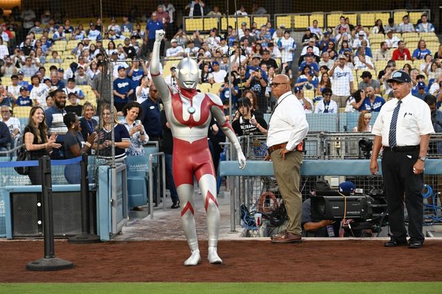 ウルトラマン、ドジャースタジアムに降り立つ！始球式にバルタン星人も乱入：フォトギャラリー