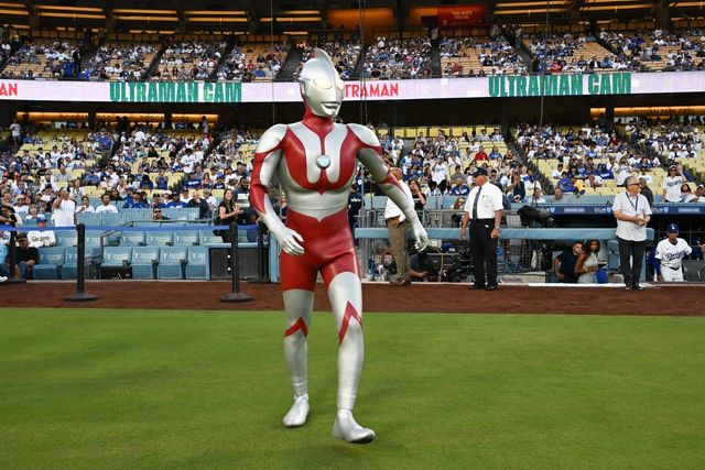 ウルトラマン、ドジャースタジアムに降り立つ！始球式にバルタン星人も乱入（2枚目）