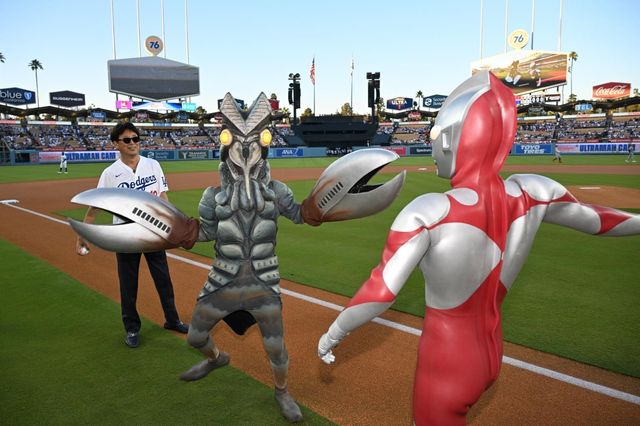 ウルトラマン、ドジャースタジアムに降り立つ！始球式にバルタン星人も乱入（3枚目）