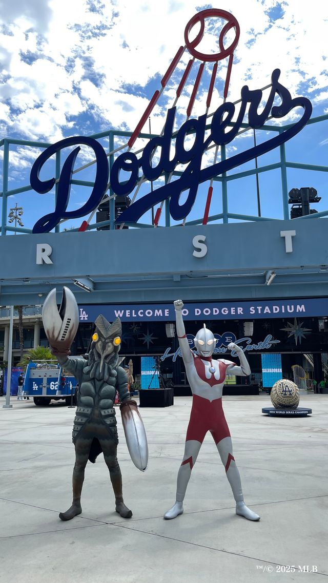 ウルトラマン、ドジャースタジアムに降り立つ！始球式にバルタン星人も乱入（5枚目）