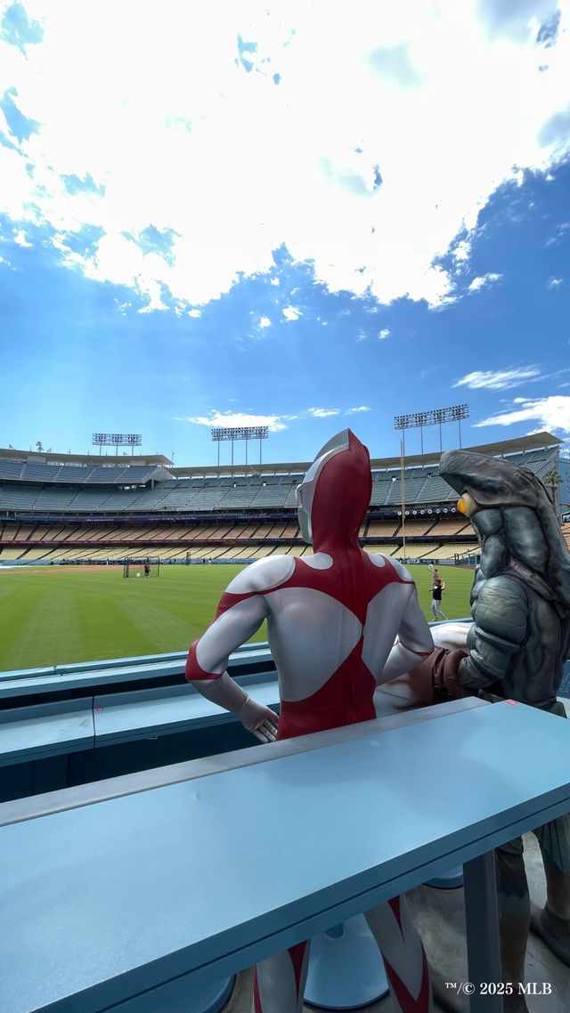 ウルトラマン、ドジャースタジアムに降り立つ！始球式にバルタン星人も乱入（6枚目）