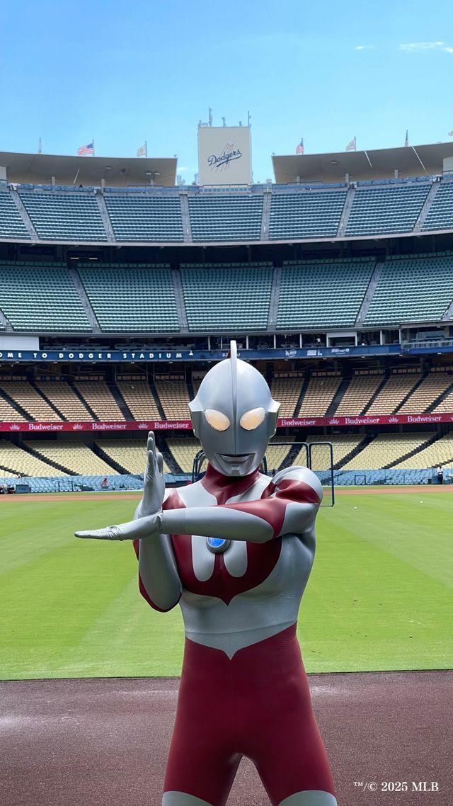 ウルトラマン、ドジャースタジアムに降り立つ！始球式にバルタン星人も乱入（7枚目）