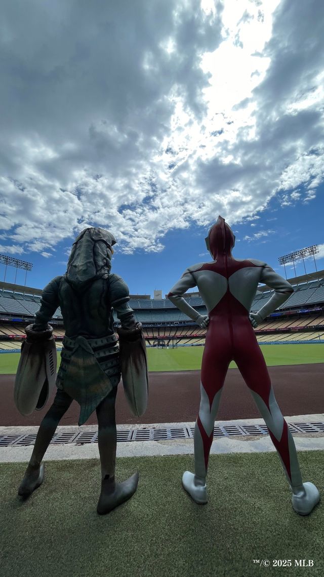 ウルトラマン、ドジャースタジアムに降り立つ！始球式にバルタン星人も乱入（8枚目）