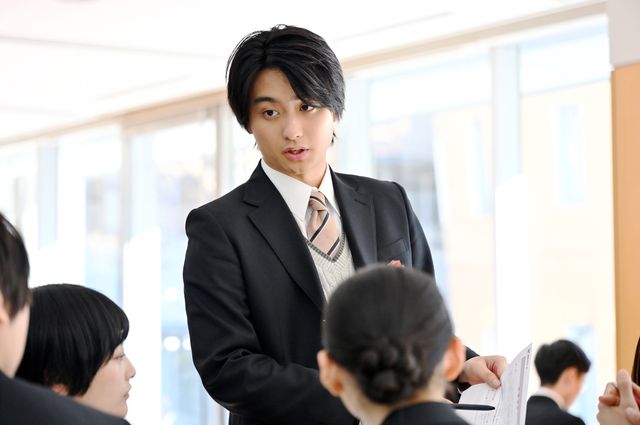 「御上先生」文科省への帰還命令…御上を救う方法は？第8話場面写真（3枚目）