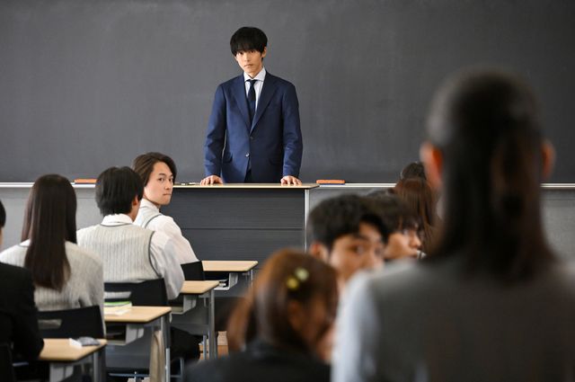 「御上先生」文科省への帰還命令…御上を救う方法は？第8話場面写真（24枚目）