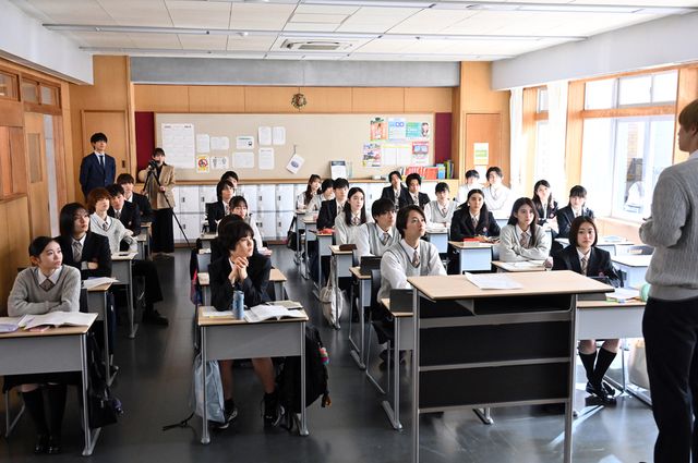 「御上先生」文科省への帰還命令…御上を救う方法は？第8話場面写真（37枚目）