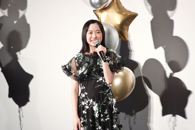 笑顔はじける！ドレス姿の芦田愛菜『星の子』初日舞台あいさつ（6枚目）