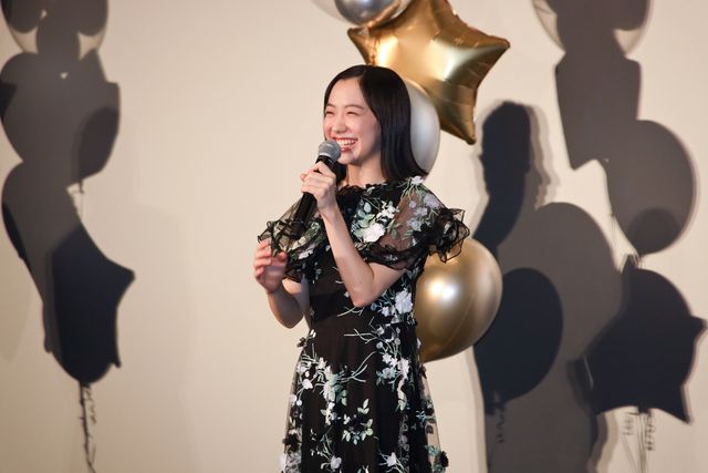 笑顔はじける！ドレス姿の芦田愛菜『星の子』初日舞台あいさつ（7枚目）