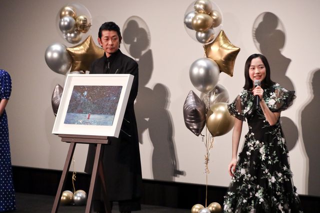 笑顔はじける！ドレス姿の芦田愛菜『星の子』初日舞台あいさつ（14枚目）