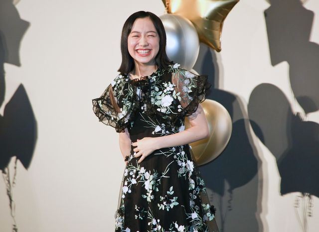 笑顔はじける！ドレス姿の芦田愛菜『星の子』初日舞台あいさつ（18枚目）