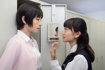 AKB卒業後初映画で宮沢りえ（左）と共演する大島優子 - 映画『紙の月』より