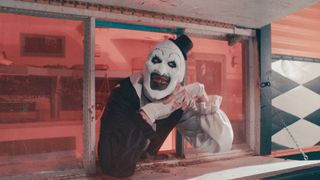 失神&嘔吐者続出ホラー 全米を吐かせた!?殺人鬼アート・ザ・クラウン7変化カット公開