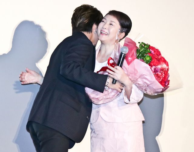 【12枚】EXILE・TAKAHIRO、松坂慶子を優しくエスコート！（4枚目）