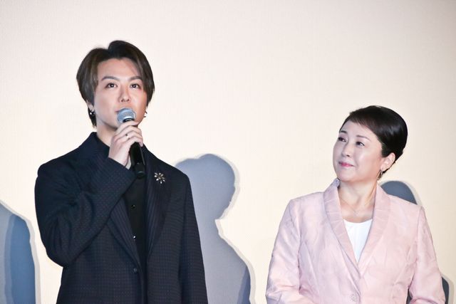 【12枚】EXILE・TAKAHIRO、松坂慶子を優しくエスコート！（5枚目）