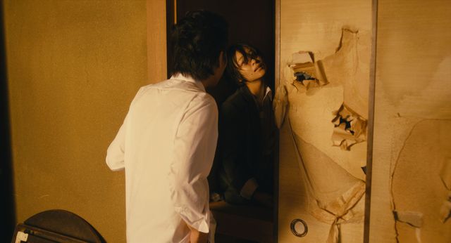 「呪怨：呪いの家」で80年代のJK役！里々佳の劇中カット（3枚目）