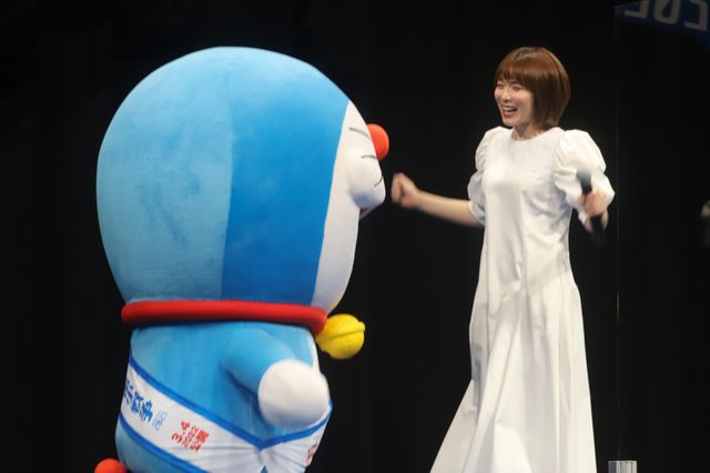 1年越しの公開！松岡茉優、ミルクボーイらドラえもんと対面に沸く：フォトギャラリー