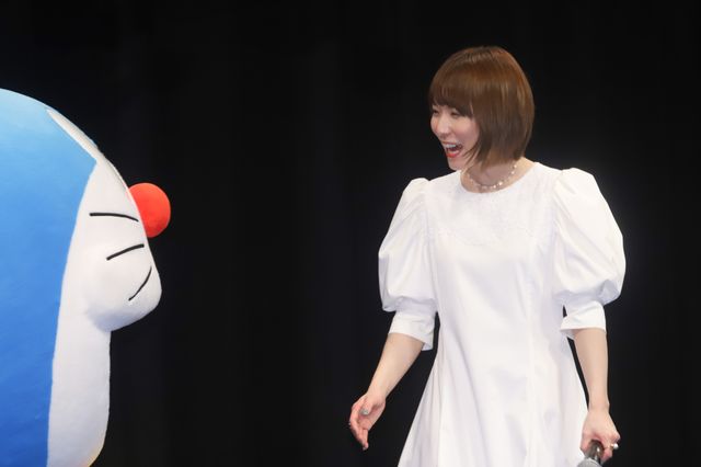 1年越しの公開！松岡茉優、ミルクボーイらドラえもんと対面に沸く（2枚目）