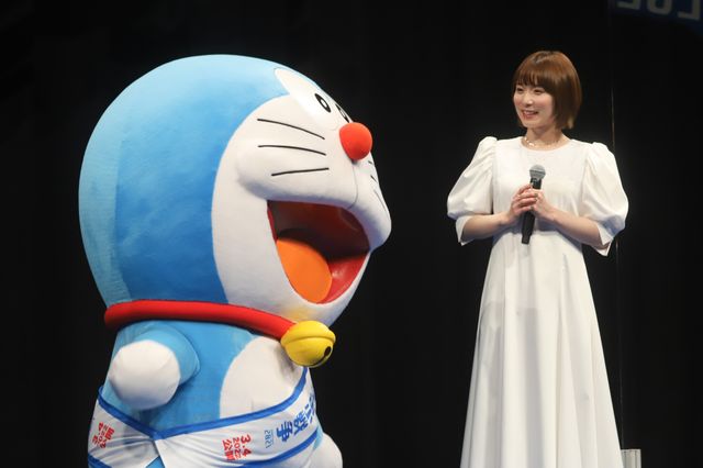 1年越しの公開！松岡茉優、ミルクボーイらドラえもんと対面に沸く（5枚目）