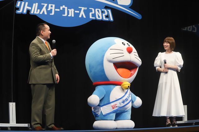 1年越しの公開！松岡茉優、ミルクボーイらドラえもんと対面に沸く（6枚目）