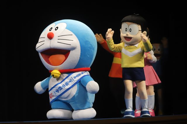 1年越しの公開！松岡茉優、ミルクボーイらドラえもんと対面に沸く（9枚目）