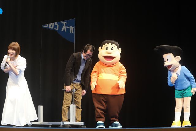 1年越しの公開！松岡茉優、ミルクボーイらドラえもんと対面に沸く（19枚目）