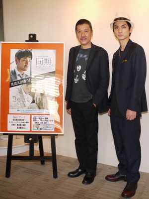 高良健吾（右）が出演中のNHKドラマ「おひさま」にハマり中であることも告白する奥田瑛二監督（左）