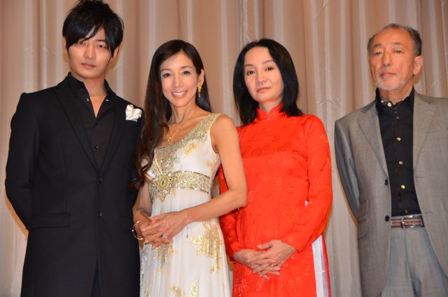 川島なお美、これで50代!?　映画『チャイ・コイ』初日舞台あいさつフォトギャラリー（5枚目）