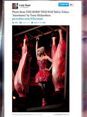ガガ自身がツイッターで公開した新たな生肉ドレス